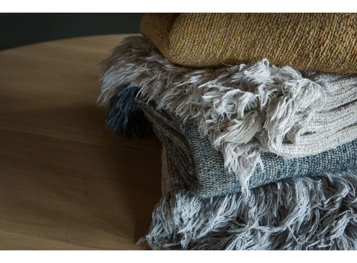 Ethnicraft Blue nomad Throw toonzaalmodel collectie detail stapel