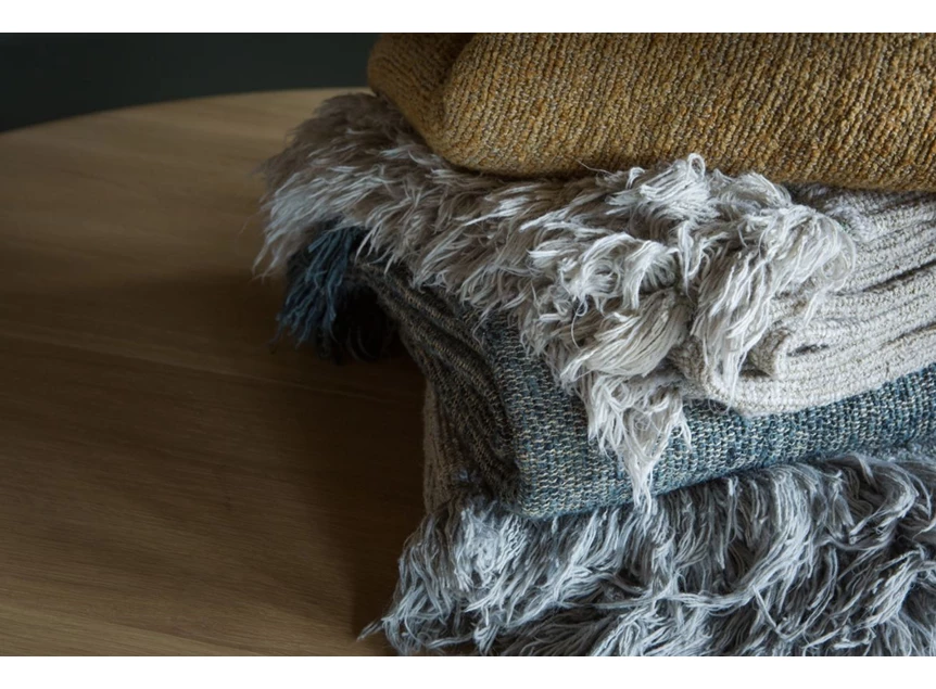 Ethnicraft Blue nomad Throw toonzaalmodel collectie detail stapel