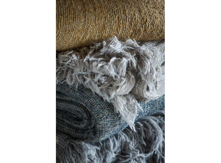 Ethnicraft silver nomad Throw toonzaalmodel detail stapel collectie