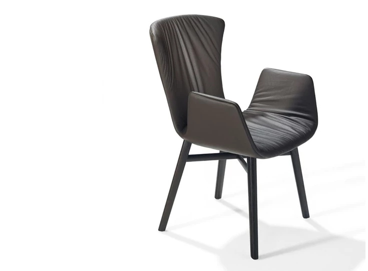 Zijkant Armstoel Dexter 2056-I houten poot leder Draenert