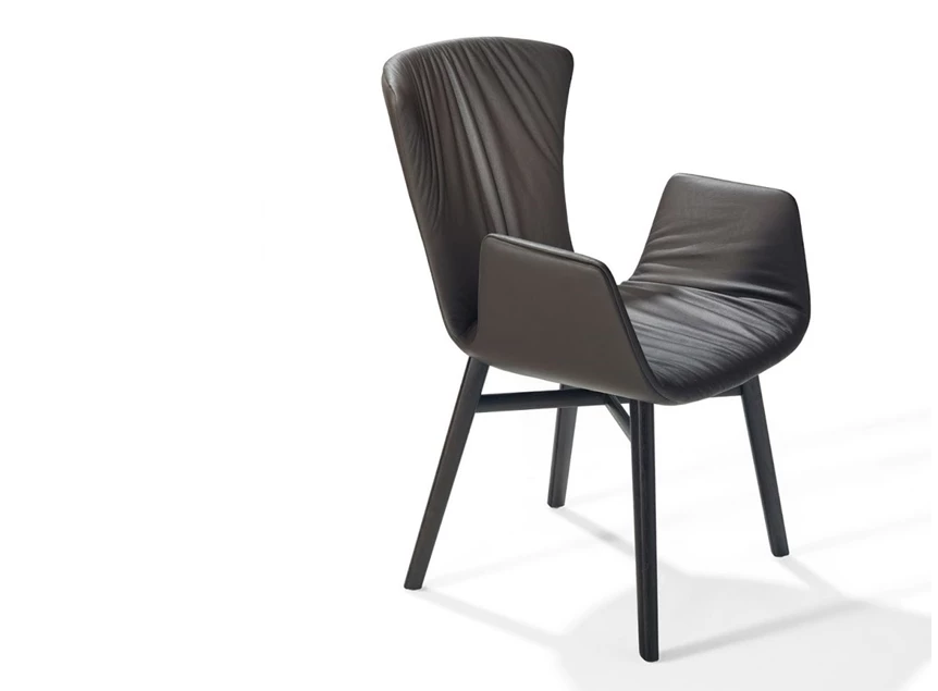 Zijkant Armstoel Dexter 2056-I houten poot leder Draenert