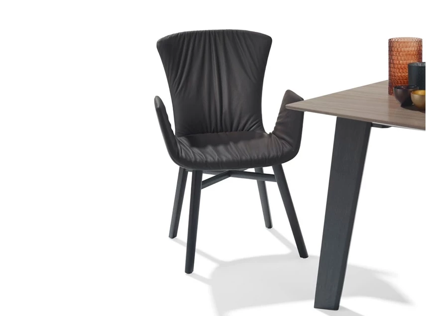 Sfeerfoto Armstoel Dexter 2056-I houten poot leder Draenert