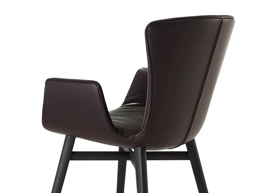 Achterkant Armstoel Dexter 2056-I houten poot leder Draenert