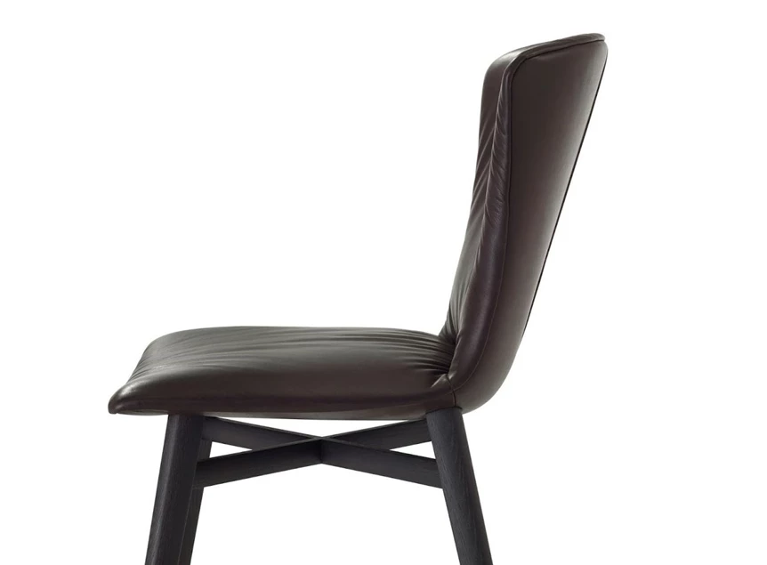 Zijkant Stoel Dexter 2056 houten poot leder Draenert