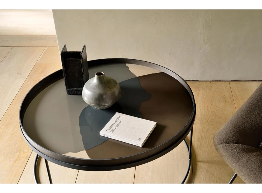 20909 Ethnicraft Graphite Combined dots glass tray XL Ø92cm Bovenkant Tafel detail