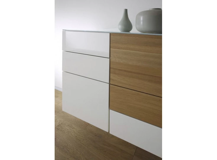 Detail Dressoir Cubo opstelling 602 hoogglans lak wit en hout Sudbrock