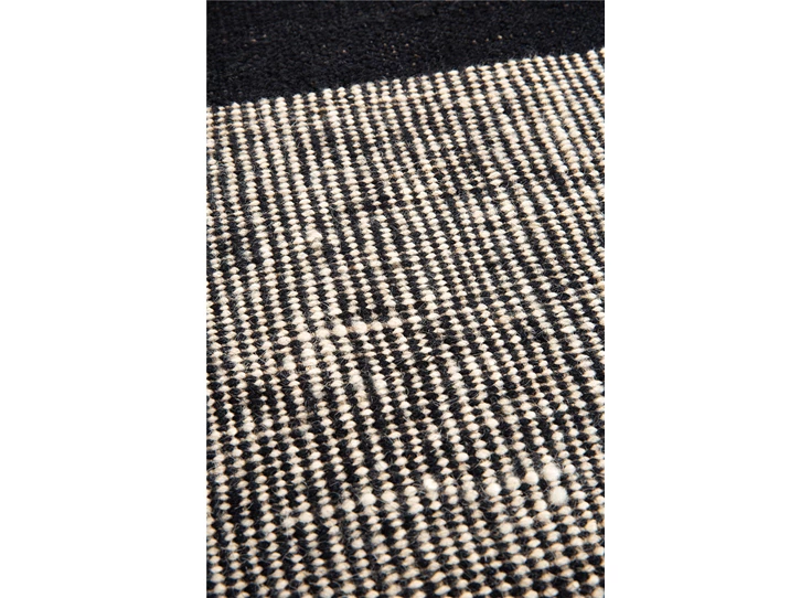 21719 Black Dots Kilim Rug 200x300cm van Ethnicraft Detail