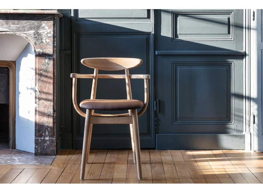 Sfeerfoto Armstoel Teo Natural Oak Upholstered Chestnut Vincent Sheppard