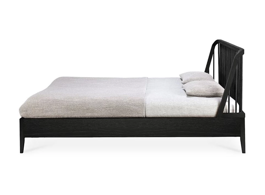 Oak Spinle black bed 51237 Ethnicraft zij.jpg