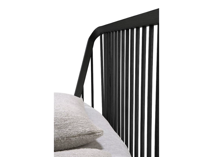 Oak Spinle black bed 51237 Ethnicraft hoofd.jpg