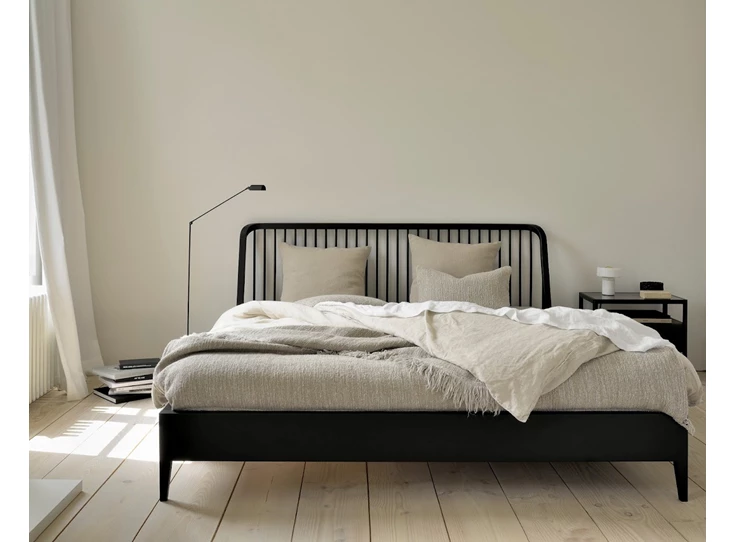 Oak Spinle black bed 51237 Ethnicraft sfeerbeeld.jpg