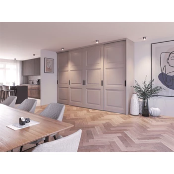 Maatkast met klassieke deuren