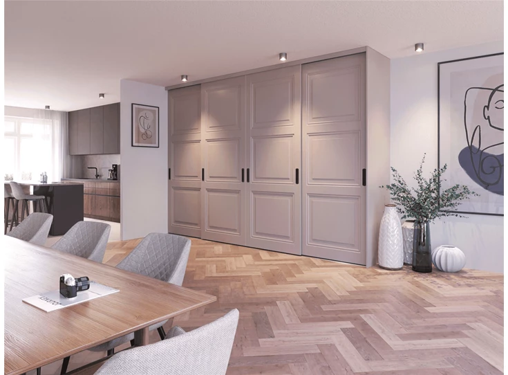 Maatkast met klassieke deuren