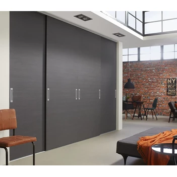 Maatkast met moderne deuren