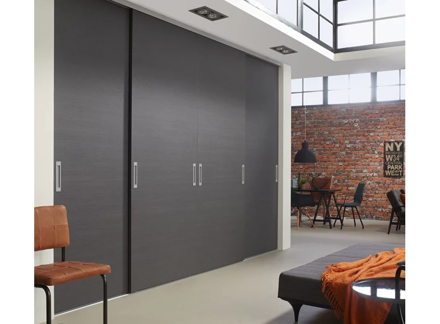 Maatkast met moderne deuren