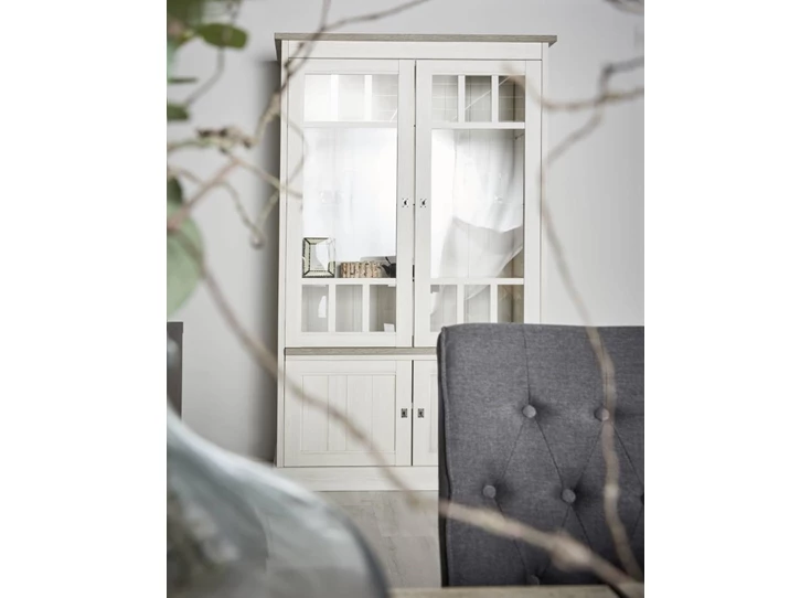 V1 vitrinekast york landelijke eetkamer sfeerbeeld recht