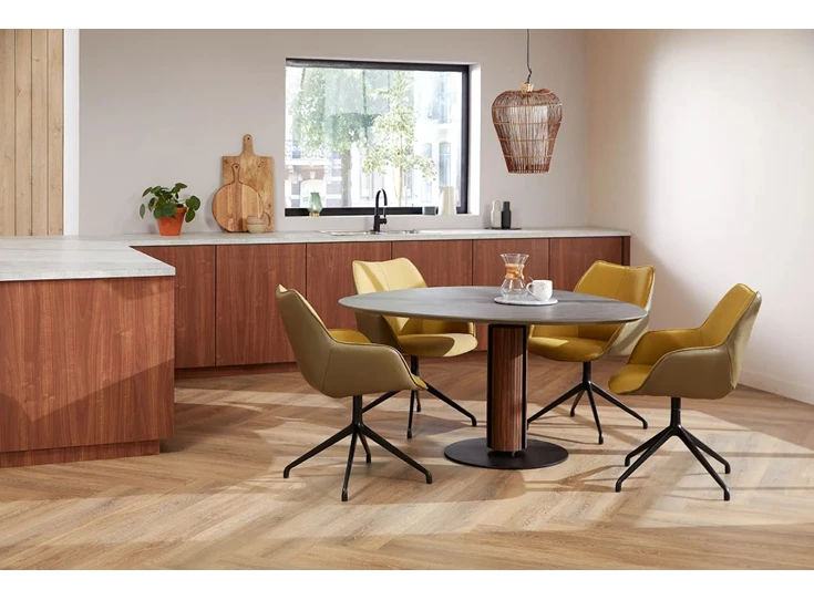 Sfeerfoto Armstoel Kiq Stervoet draai leder stof Bree's New World