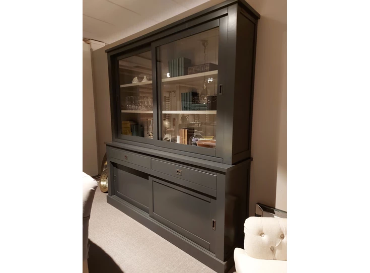 Cabinet boxx laatste stuk met schuideuren van glas met lades en gesloten schuifdeuren