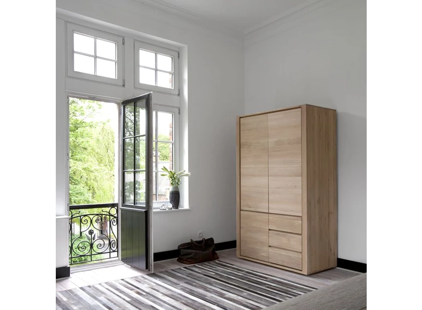 Sfeerfoto Oak Shadow Dresser 51185 ledingkast slaapkamer laden massief eik hout Ethnicraft