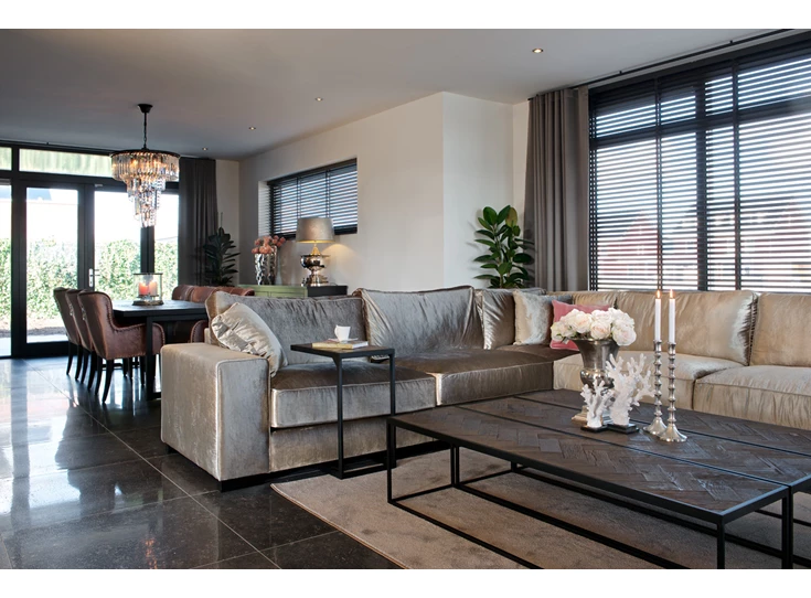 Herringbone zwart ijzer industrieel design richmond interiors oude eik tafelblad visgraat motief onderstel