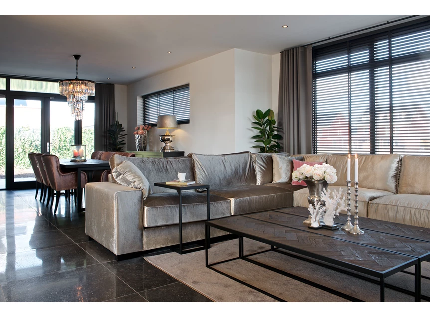 Herringbone zwart ijzer industrieel design richmond interiors oude eik tafelblad visgraat motief onderstel