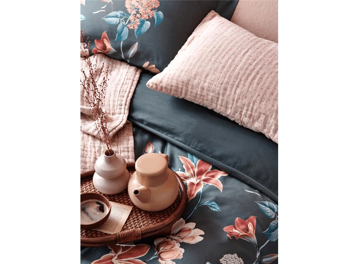 SAM320211BE 149 Vandyck dekbedovertrek fine leaves earth green 240x220cm sfeerbeeld