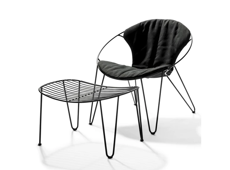 Low Chair & Tabouret wire schuin voor met zwart kussen stoel.jpg