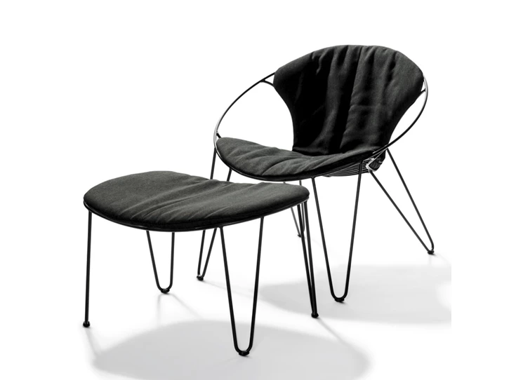 Low Chair & Tabouret wire met 2 zwarte kussens.jpg