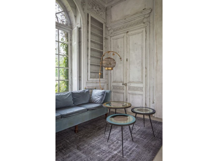 Sfeerfoto Blue Bullseye side table 20741 Notre Monde glas blauw walnoot metaal zwart