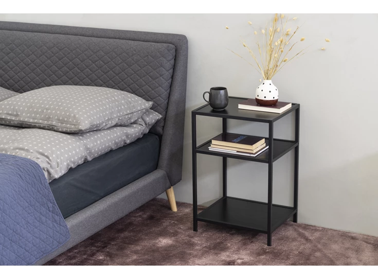 83602 seaford nachttafel zwart metaal hout sfeerbeeld naast bed