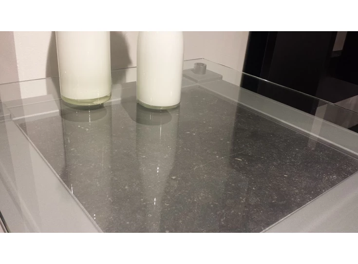 Detail blad Bijzettafel Square vierkant transparant glas arduin Joli modern design