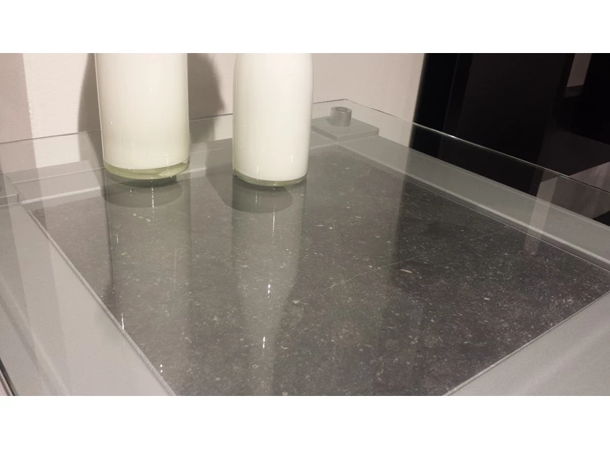 Detail blad Bijzettafel Square vierkant transparant glas arduin Joli modern design