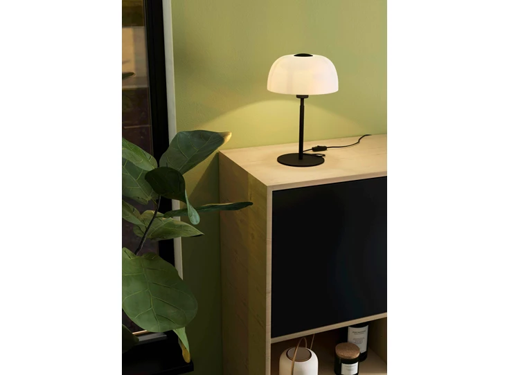 900142 solo 2 tafellamp zwarte metalen voet wit opaal glas mat eglo sfeerbeeld