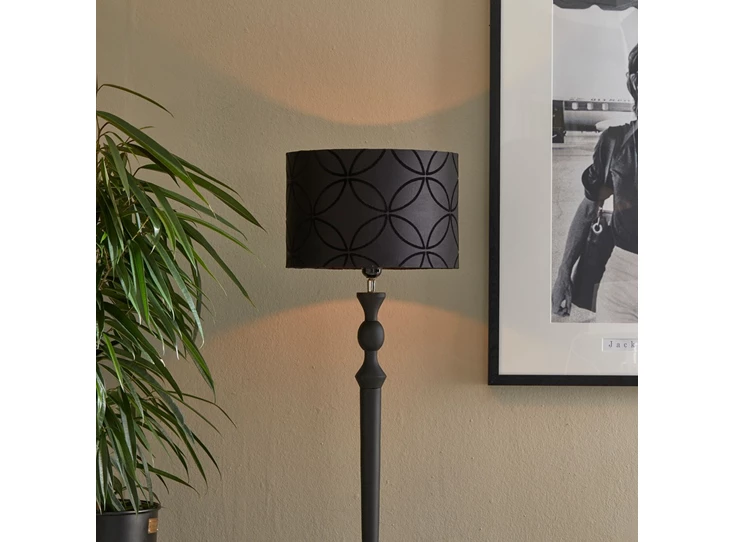 520230 lampenkap olcay zwart 20x30cm riviera maison velvet bloemenprint sfeerbeeld brandend