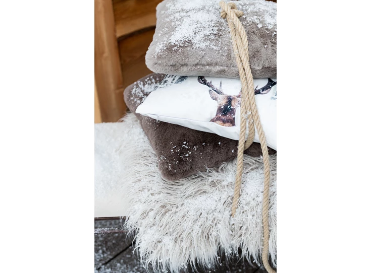 79003 J-Line Jolipa sfeerbeeld sneeuw Sierkussen Cutie 45x45cm Muisgrijs detail