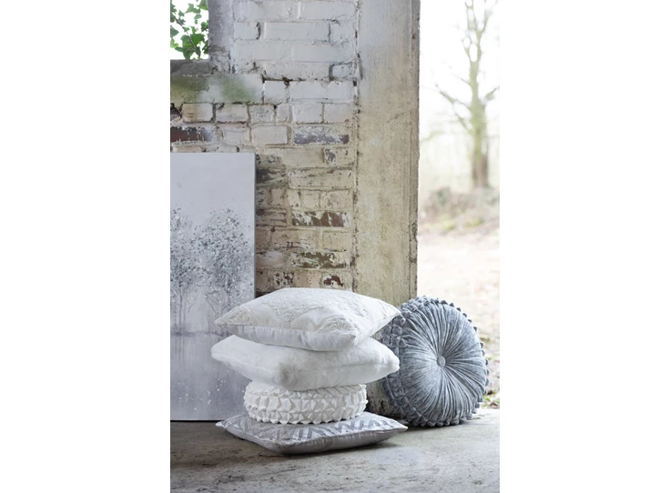 76887 J-Line Jolipa sfeerbeeld buiten superzacht Sierkussen Cutie zijaanzicht detail 45x45cm Wit