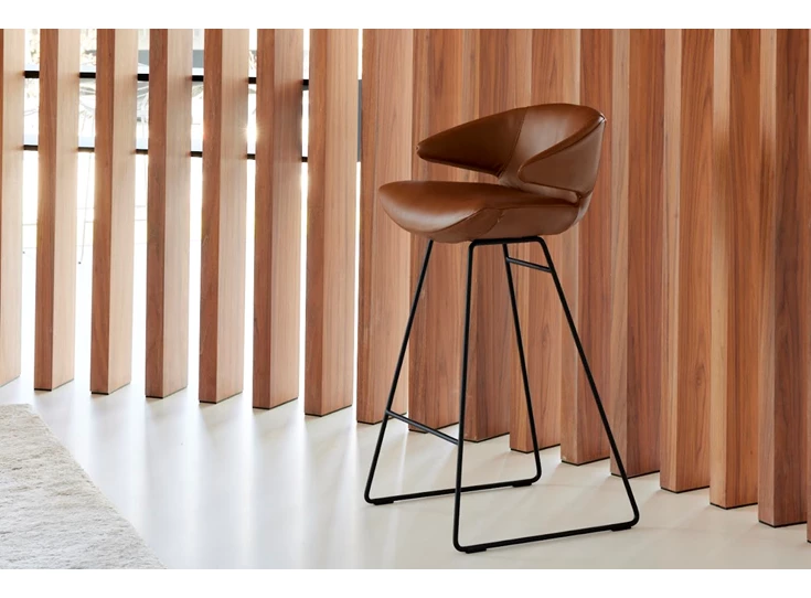 Zijkant Barstoel Morisot Sled Base High leder cognac Joli