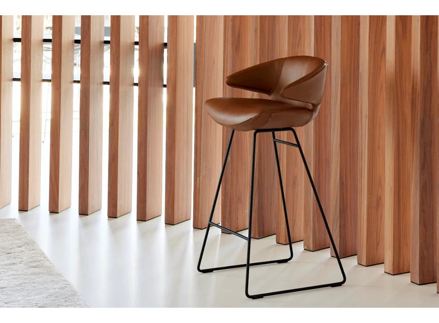 Zijkant Barstoel Morisot Sled Base High leder cognac Joli