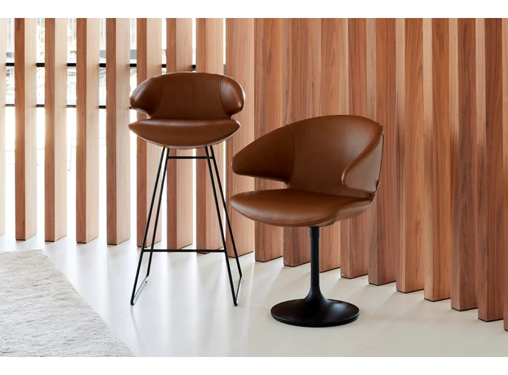 Sfeerfoto Barstoel Morisot Sled Base High leder cognac Joli