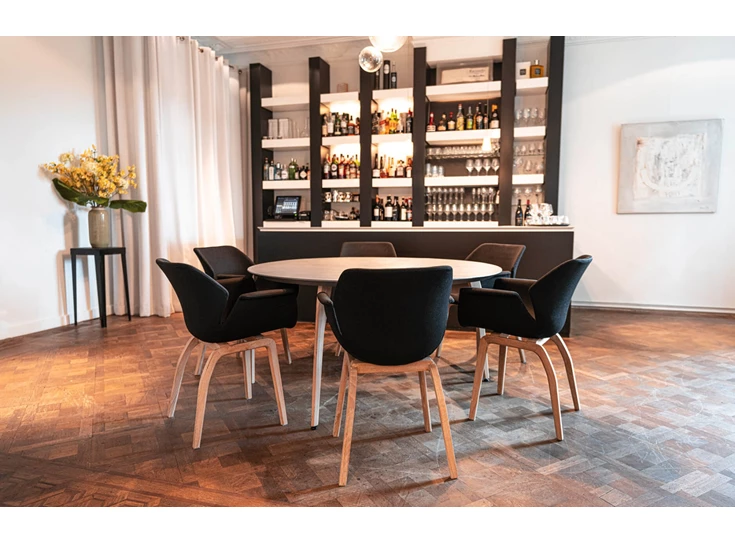 Sfeerfoto Tafel Tooon rond blad cement Toon De Somer