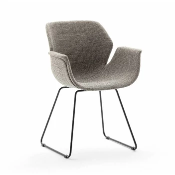 Armstoel Tooon Lux Sledge Base schuin vooraanzicht.JPG