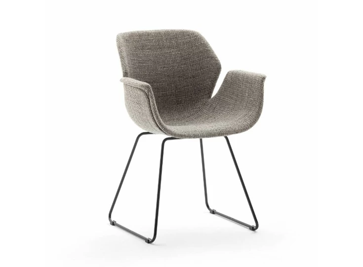 Armstoel Tooon Lux Sledge Base schuin vooraanzicht.JPG