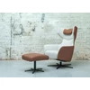 Met achtergrond Fauteuil Marius-DV vast met voetenbank Moome by Indera