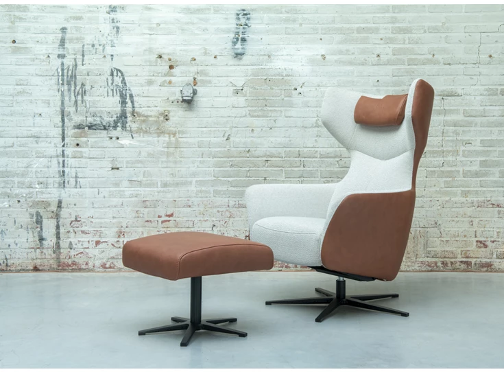 Met achtergrond Fauteuil Marius-DV vast met voetenbank Moome by Indera