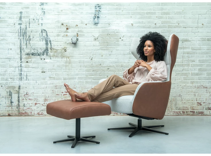 Sfeerfoto Fauteuil Marius-DV vast met voetenbank Moome by Indera