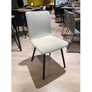 stoel pisa perfecta dv49 gebroken wit zwart onderstel epoxy toonzaalmodel vooraanzicht