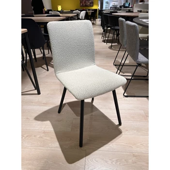 stoel pisa perfecta dv49 gebroken wit zwart onderstel epoxy toonzaalmodel vooraanzicht