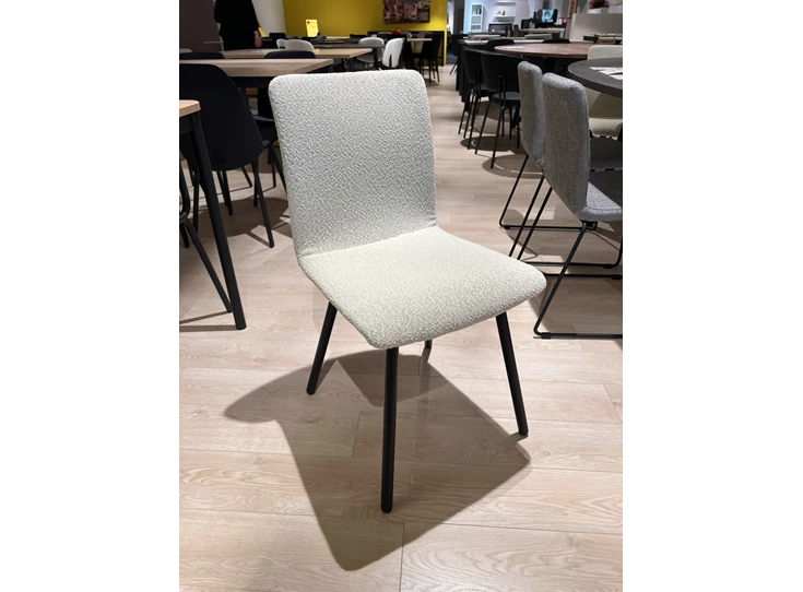 stoel pisa perfecta dv49 gebroken wit zwart onderstel epoxy toonzaalmodel vooraanzicht