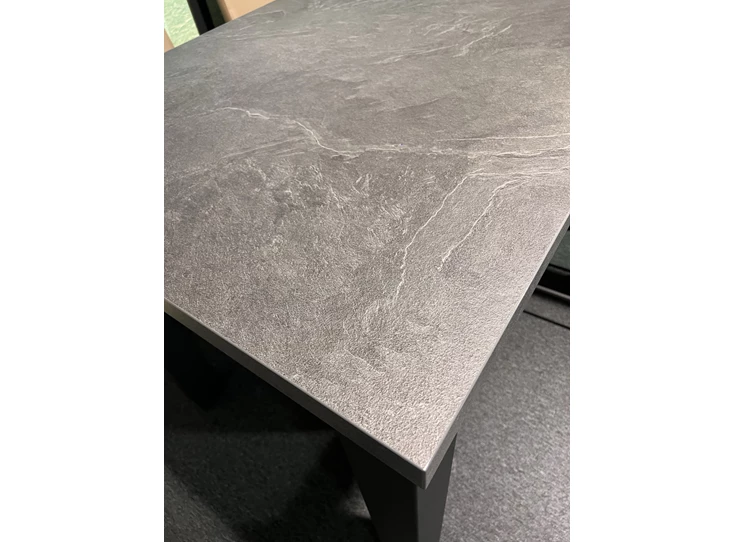 tafel quadra 150x90cm perfecta toonzaalmodel HP04 leisteen detail tafelblad