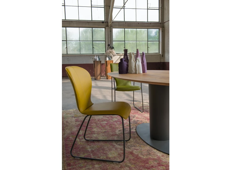 Sfeerfoto Stoel Blake Slede 611A leder geel Bert Plantagie